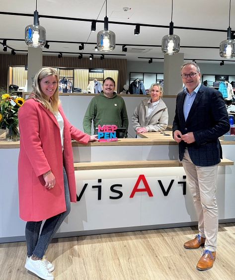 Bürgermeister Helmut Knurbein (rechts), Christian Hofschlag (2.v.l.), Carina Pulz (2.v.r.) so-wie Citymanagerin Janine Wester (links) freuen sich auf die Eröffnung des neuen Vis-A-Vis-Stores in der Rathauspassage in der Meppener Innenstadt. © Stadt Meppen